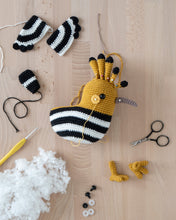 Load image into Gallery viewer, Urbano the Hoopoe | PDF Crochet Pattern
